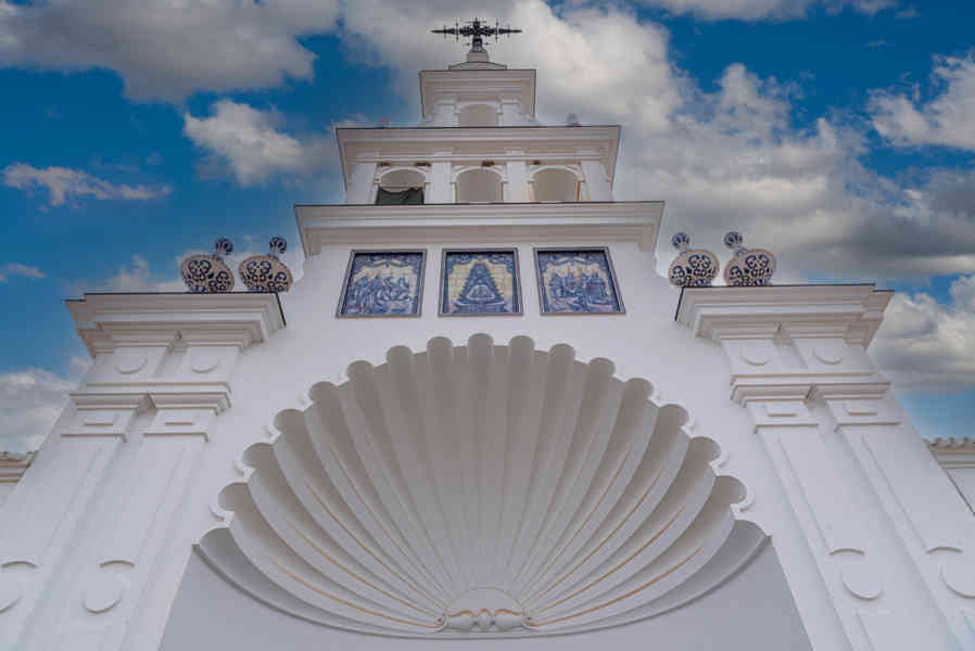 Huelva - El Rocío 12 - santuario de Nuestra Señora del Rocío.jpg